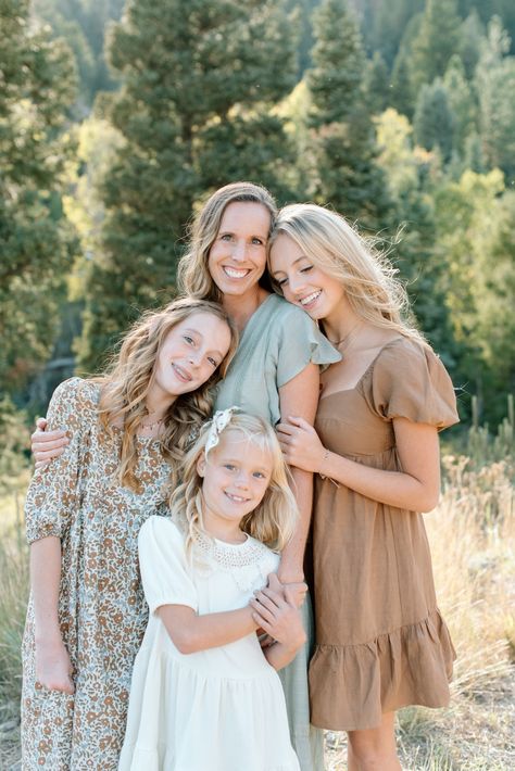 Family Posing Ideas, Neutral Family Photos, Family Session Poses, Photography Hobby, Fam Photos, Summer Family Pictures, Big Family Photos, Big Families, Large Family Photos