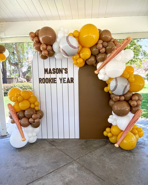 Mason’s Rookie Year ⚾️ Where are my San Diego Padres fans at? This is such a fun theme for a first birthday party. From the custom wall to the props, it is safe to say this was a home run 😍 To get a quote please fill out our inquiry form on our website, or send us an email including your event details at info@luxanballoons.com Padres Theme Birthday Party, San Diego Padres Birthday Party, Padres Birthday Party, First Birthday Boy Ideas, Baseball Balloons, Papas Birthday, Ball Theme Birthday, Balloon Bar, Balloon Inspiration