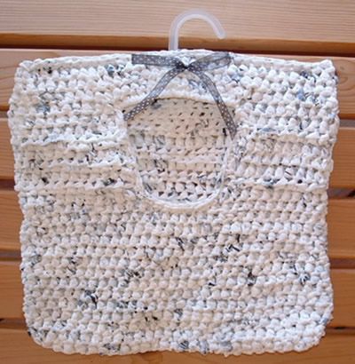 Ribbon Clothes Pin Bag Diy Clothespin Bag, Clothespin Holder, Plastic Bag Crochet, Reuse Crafts, Crochet Infinity Scarf Pattern, Crochet Cluster Stitch, Recycled Bags, Crochet Triangle Scarf, Pin Bag