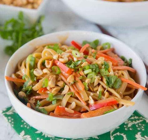 Noodles Dinner, Easy Asian Noodles, Garlic Butter Noodles, Thai Peanut Noodles, Veggie Noodle, Noodle Dinner, Chicken Lo Mein, Garlic Beef, Asian Recipe