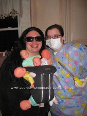 Homemade Octomom Costume: With all of the buzz last year (2009) around the Octomom, I decided to create the perfect homemade Octomom costume Baby Stroller Costume, Snuggle Laundry, Stroller Halloween Costumes, Stroller Costume, Harry Potter Kostüm, Costume Ideas For Halloween, Snuggle Bear, Halloween Costum, Mom Costumes