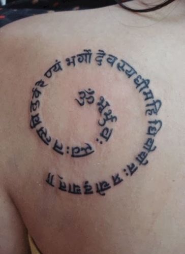 Sanskrit is one of the most original languages. Here are the 9 best Sanskrit tattoo designs for guys and girls to that you can avail of. Gayatri Mantra Tattoo, Small Tattoos For Ladies, Mantra Tattoo, Names Tattoos For Men, Tattoo On Shoulder, Yoga Tattoos, Sanskrit Tattoo, Om Tattoo, Shiva Tattoo Design