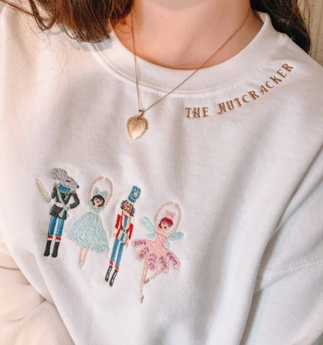 Christmas sweatshirts for women! Cute and trendy christmas graphics sweatshirts! Nutcracker emboirered christmas sweatshirt Christmas Embroidery Ideas, Christmas Sweatshirt Ideas, Crewneck Aesthetic, Nutcracker Decor, Christmas Crewneck Sweatshirt, Nut Cracker, Sweatshirts For Women, Christmas Gifts For Wife, Cute Shirt Designs