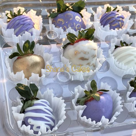 White chocolate; Lavender dipped strawberries Lavender Chocolate Covered Strawberries, Lavender Strawberries, Gold Desserts, Bridal Shower Sweets, Lavender Chocolate, Dessert Business, Wedding Strawberries, Senior Szn, White Chocolate Strawberries