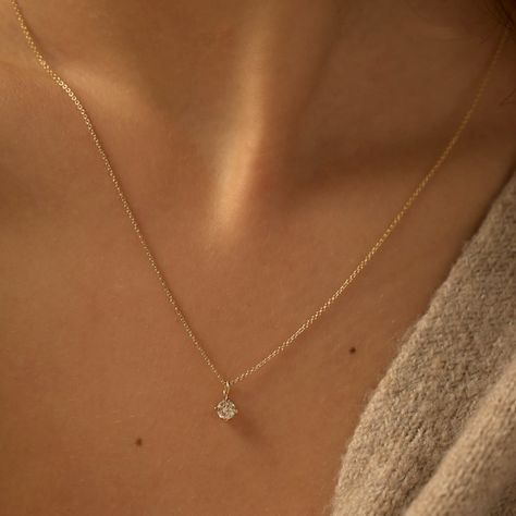 A beautiful 9ct Gold Solitaire Diamond Necklace that is sustainable and stunning. The diamond sparkles beautifully in the light, and paired with the delicate solid gold chain you can see why a diamond necklace makes the most perfect gift for that special person in your life.Our jewellery is handmade in our London studio with recycled metal, perfect for those who prefer an environmentally conscious lifestyle and want to create a beautiful layered necklace look with sustainable, eco-friendly jewel Petite Gold Necklace, Everyday Necklace Simple Silver, Gold Jewellery Minimalist, Simple Nickles, Dainty Necklaces Gold, Dainty Gold Necklace Pendant, Timeless Gold Necklace, Aesthetic Chains Necklace, Timeless Jewelry Pieces