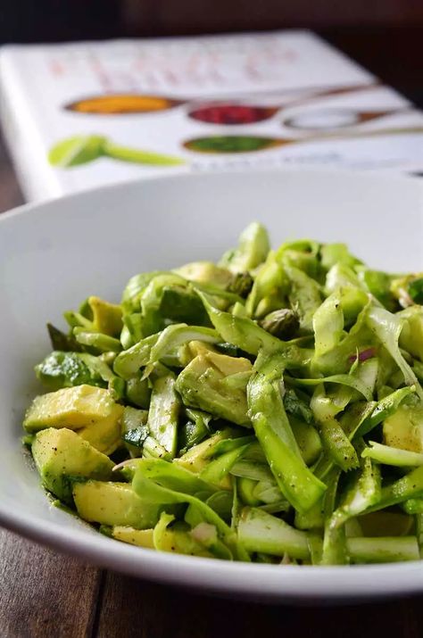 Shaved Asparagus & Avocado Salad + Cookbook Giveaway! Shaved Asparagus, Avocado Dessert, Asparagus Recipes, Avocado Salad Recipes, Dinner Recipes For Kids, Avocado Salad, Veggie Sides, Side Salad, Healthy Salad Recipes