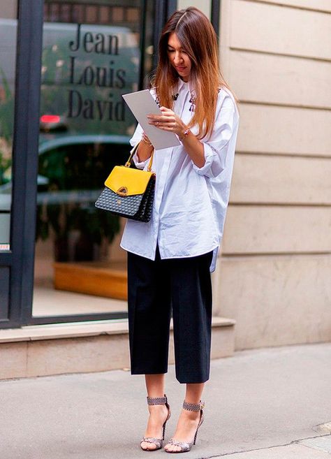 Una de las posibilidades que ofrecen los culottes es esta, con camisa, pero eso sí, con tacón. How To Wear Culottes, Oversized White Shirt, White Shirt Outfits, Chique Outfits, Beige Blazer, Mode Casual, Looks Street Style, Outfit Trends, Business Outfit