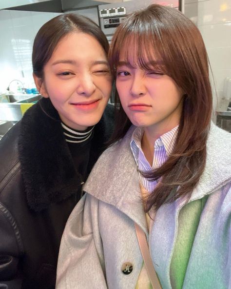 Friendship Photoshoot, Jellyfish Entertainment, Kim Sejeong, Business Proposal, K Drama, Kim Min, Kdrama Actors, Naan, Korean Beauty