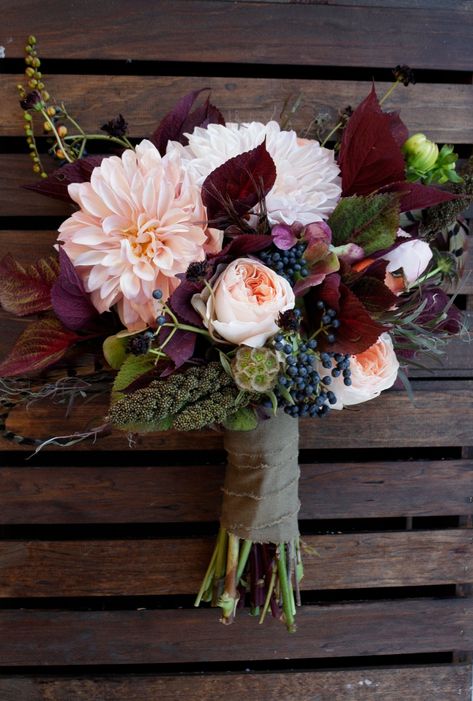 Red Arrangements, Wedding Flowers White Roses, Winter Bouquets, Winter Bridal Bouquets, White Roses Wedding, Rustic Wedding Bouquet, Winter Bouquet, Floral Work, Fall Wedding Bouquets