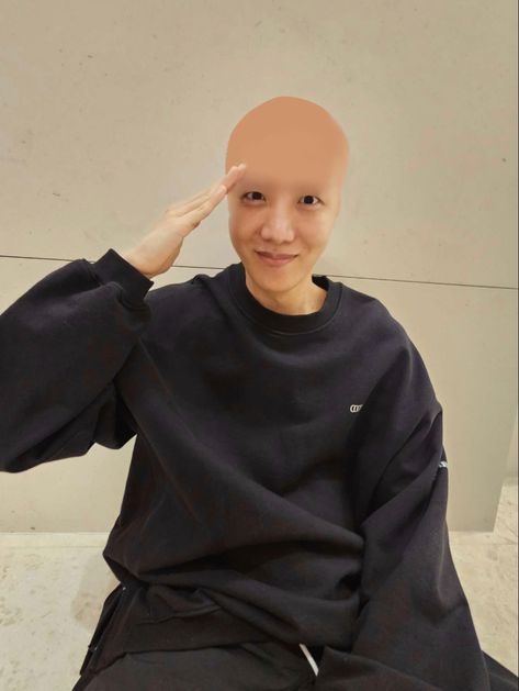 I made dis Bald Idols, Bald Jhope, Jin Bald Head, Jhope Bald Head, J Hope Disgusted Face, Jhope Disgusted Face, Bald Men Memes, Bald Heads, Bts Funny