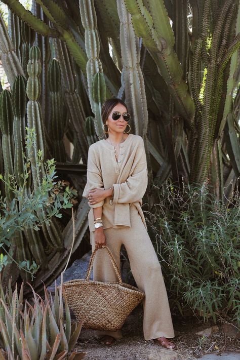 Natural Style Personality, Sincerely Jules Style, Julie Sarinana, Look Boho Chic, Summer Neutrals, Mum Fashion, Sincerely Jules, Beach Chic, Neutral Outfit