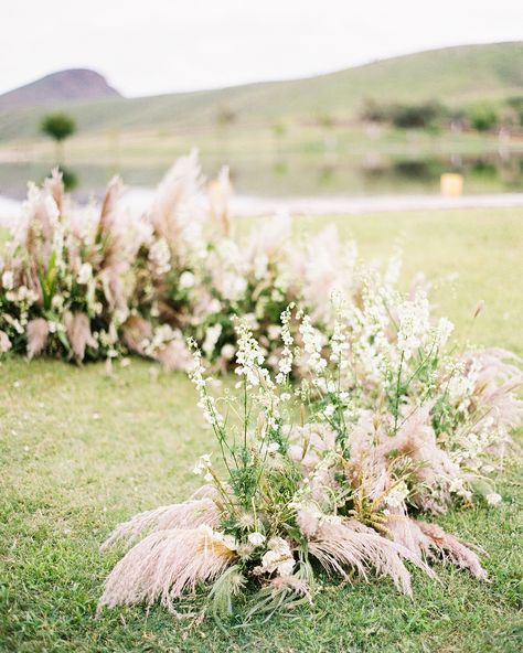 pampas grass ideas ground arch Rustic Romance Wedding, Lush Wedding, Wedding Decors, Wedding Ceremony Arch, Grass Wedding, Rustic Romance, Ethereal Wedding, Feeling Inspired, Pampas Gras