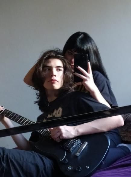 Guy Holding Guitar, Grunge Couple, 흑백 그림, Photographie Inspo, The Love Club, Mötley Crüe, Fete Anime, Photo Couple, This Is Love