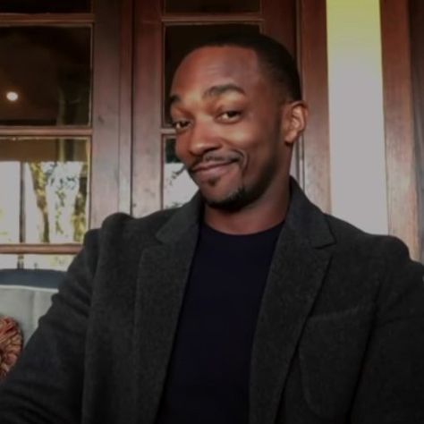 Anthony Mackie Funny, Captain America Suit, Celebrity Icons, Mcu Dr, Marvel Dr, Comfort Place, Sam Wilson, Anthony Mackie, Marvel Photo