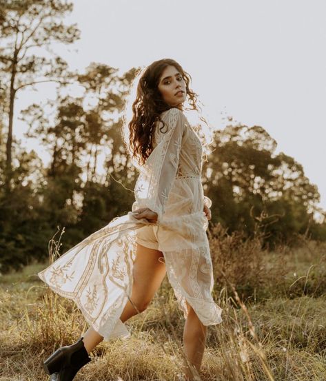 White Dress Nature Photoshoot, Photoshoot Women Outdoor, Photoshoot Outdoor Ideas, Photoshoot Inspiration Outdoor, Bohemian Photoshoot, Photoshoot Outdoor, Look Boho Chic, Spring Photoshoot, Flower Photoshoot