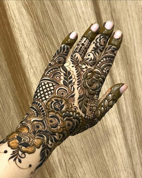 Follow for more Mehndi Disain, Moon Mehendi, Eid Photoshoot, Foot Mehndi, Beautiful Simple Mehndi Design, Hand Mehendi, Simple Mehendi, Rajasthani Mehndi Designs, Front Mehndi Design