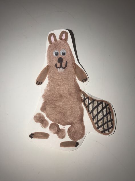 Bb is for Beaver craft for toddlers, babies and preschoolers! #Bb #Beaver #craft #footprint #preschool #toddler #baby #brown #daycare Pond Crafts, Beaver Animal, Canada Day Crafts, Bear Footprint, Pond Animals, Infant Lesson Plans, Toddler Themes, Teaching Crafts, Footprint Craft