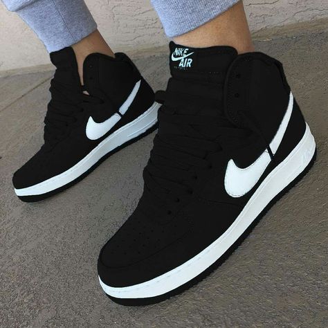 Manas olha que sapato da hora que eu ganhei da Nike, é super lindo e com cano alto Sepatu Air Jordan, Mens Sport Sneakers, Sneaker Nike, Jordan Shoes Girls, Custom Nike Shoes, Shoes Sneakers Jordans, Streetwear Mode, Nike Air Shoes, Cute Nike Shoes