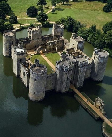 Water Castle, Castle Chateau, Creepy Old Houses, Traveling Nature, Bodiam Castle, Old Country Houses, Beautiful Ruins, Castles In England, Sussex England