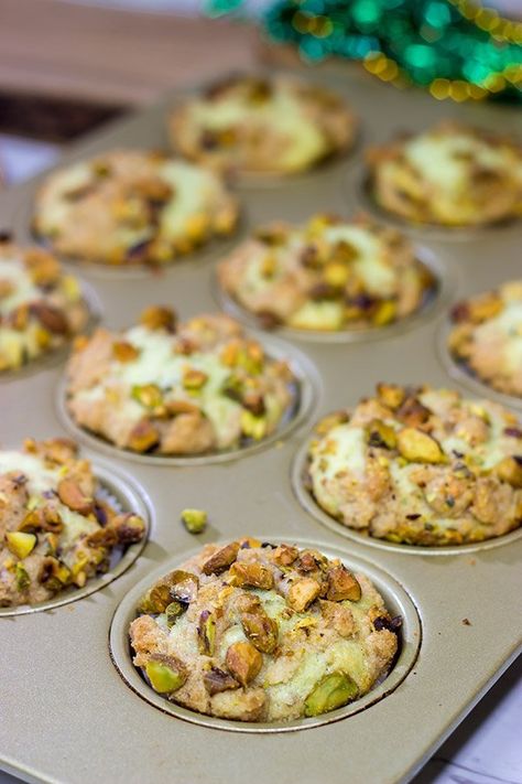 Pistachio Muffins | Tasty muffins packed with chopped pistachios! Pistachio Muffins Recipe, Lemon Pistachio Cake, Sour Cream Muffins, Pistachio Muffins, Bakery Muffins, Pistachio Pudding, Muffin Tin Recipes, Pistachio Cake, Muffin Man