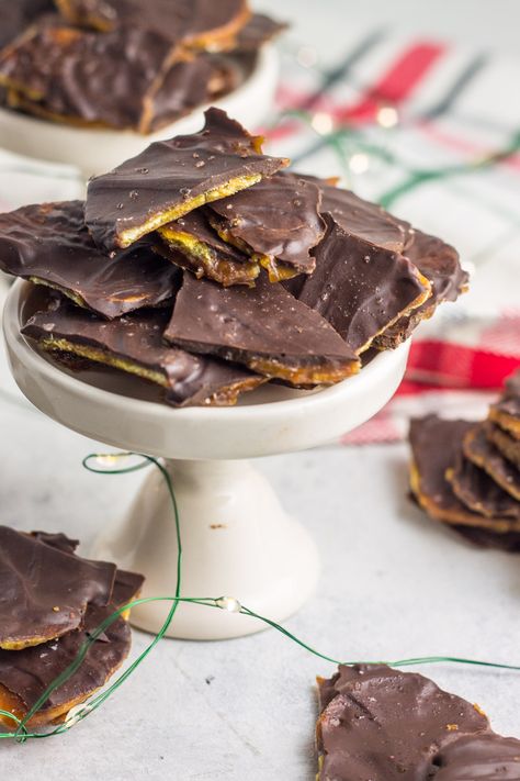 Paleo Christmas crack - chocolate toffee 'chips' are made with only 5 ingredients. Dairy free and gluten free. Paleo Candy, Halloween Fingerfood, Paleo Christmas, Christmas Finger Foods, Finger Snacks, Healthy Holiday Treats, Toffee Chips, Hot Cocoa Cookies, Paleo Baking