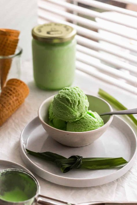 Pandan Ice Cream, Ice Cream In A Bowl, Pandan Leaf, Pandan Leaves, Ice Cream For Breakfast, Matcha Ice Cream, Food Business Ideas, Frozen Dessert Recipe, Ice Cream Scoops