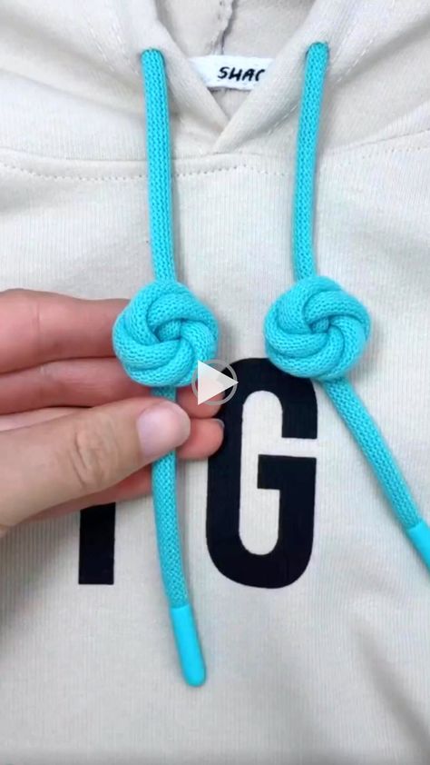 100 Ways to Tie Hoodie Strings #crafts #craft #diy #diyideas #knot #diyfashion #diyideas #hoodie #hoodiestrings diy outdoor storage furniture, diy furniture storage, craft storage furniture diy, diy patio furniture with storage, Ways To Tie Hoodie Strings, Hairband Crochet, Diy Hairband, Simpul Makrame, Ways To Lace Shoes, Lace Hoodie, Crochet Bow, Diy Clothes Hacks, Crate Ideas