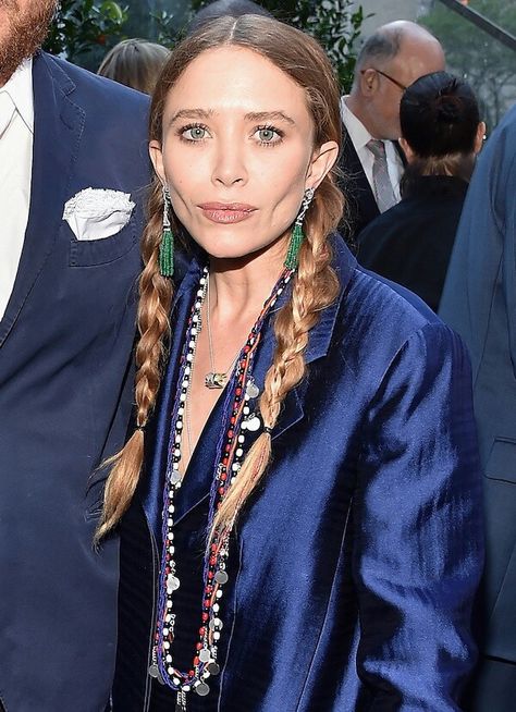 Blue Earrings Outfit, Olsen Twins Fashion, Mary Kate Olsen Style, Ashley Olsen Style, Olsen Fashion, Pfw Street Style, Olsen Twins Style, Mary Kate Ashley Olsen, Olsen Sisters