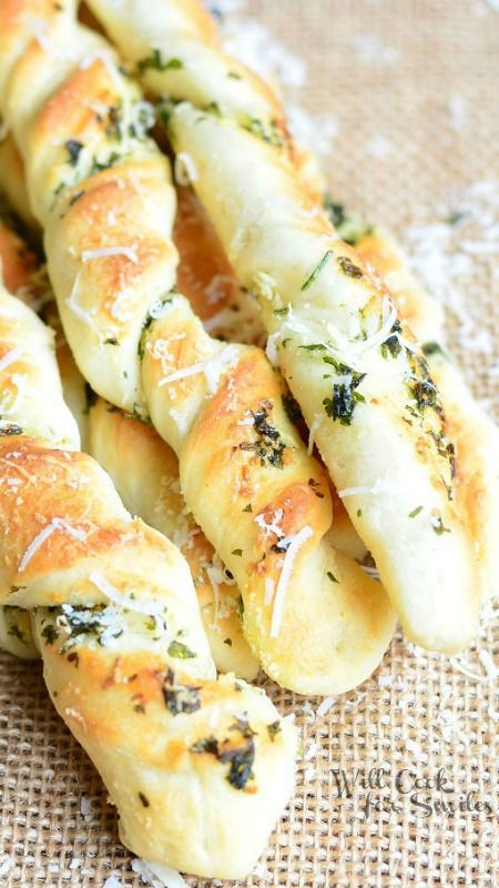 Homemade Parmesan Garlic & Herb Breadsticks ~ Scrumptious homemade breadsticks flavored with fresh herbs, fresh Parmesan cheese and garlic. Perfect side for any gathering! Round Table Breadsticks, Garlic Roll Cupcakes, Pizza Breadsticks, Garlic Bread Sticks, Herbs Recipes, Easy Dough, Homemade Breadsticks, Breadsticks Recipe, Will Cook For Smiles