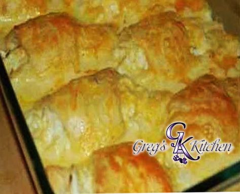 Quick Chicken Crescent Roll Casserole Chicken Crescent Roll Casserole, Crescent Roll Casserole, Chicken Crescent Rolls, Chicken Crescent, Quick Chicken, Crescent Roll, Quick Weeknight Meals, Canned Chicken, Ground Chicken