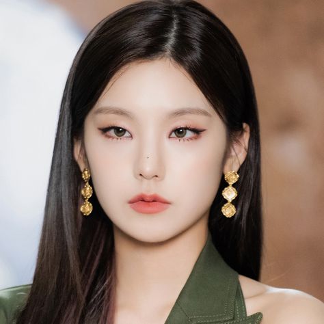 Fox Makeup, Itzy Kpop, Makeup Fails, Simple Makeup Tips, Fox Eyes, Crop Photo, Hwang Yeji, Id Photo, Face Photo