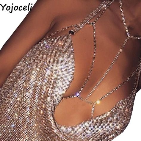 Jóias Body Chains, Body Necklace Chain, Glitter Outfit, Look Grunge, Body Necklace, Rhinestone Bra, Chain Bra, Foto Poses, Glitz And Glam