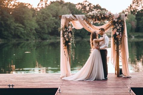 Wedding Photo Background, Wedding Ceremony Ideas, Wedding Arch Flowers, Arch Decoration Wedding, Lake Wedding, Outdoor Wedding Ceremony, Wedding Ceremony Decorations, Ceremony Decorations, Outdoor Ceremony