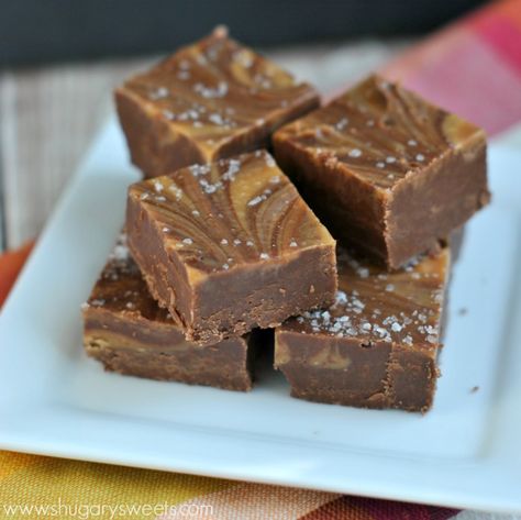 Salted Caramel Mocha Fudge: delicious recipe for a fun treat any time of year! Mocha Fudge, Caramel Treats, Salted Caramel Mocha, Shugary Sweets, Salted Caramel Fudge, Caramel Mocha, Fudge Recipes Easy, Kolaci I Torte, Caramel Fudge