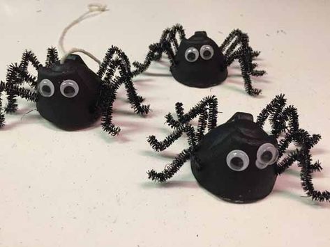 Kid can have fun making cool creepy crawly spiders from egg cartons and basic craft supplies for Halloween. Egg Carton Halloween Crafts For Kids, Egg Crate Halloween Crafts, Egg Carton Spiders For Kids, Egg Carton Bats And Leaf Ghosts, Egg Box Halloween Crafts, Halloween Egg Carton Crafts, Egg Carton Halloween Crafts, Creepy Crawlies Craft For Kids, Homemade Halloween Crafts