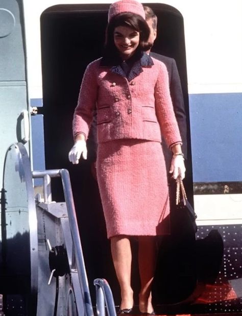 Jackie Onassis Style, Jackie O Style, Fashion Decades, Jackie Onassis, Fashion 1960s, Pink Suit, Prom Dress Inspiration, Fashion People, 1960s Fashion