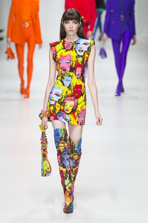 Versace | Ready-to-Wear - Spring 2018 | Look 64 Versace Clothes, Look Disco, Haute Couture Style, Mode Pop, Colorful Clothing, Versace Runway, Pop Art Fashion, Versace Spring, Versace Fashion