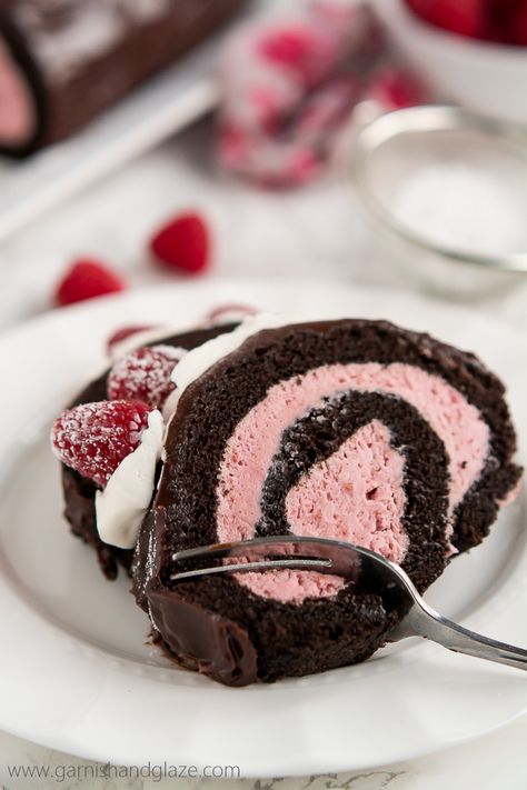 With raspberry cream filling, chocolate ganache, whipped cream, and fresh berries, this Raspberry Chocolate Swiss Roll is sure to make your Valentine swoon. Chocolate Swiss Roll Recipe, Chocolate Raspberry Cake Recipe, Cake Whipped Cream, Whipped Cream Filling, Jelly Roll Cake, Chocolate Swiss Roll, Yule Log Cake, Chocolate Jelly, Swiss Roll Cake