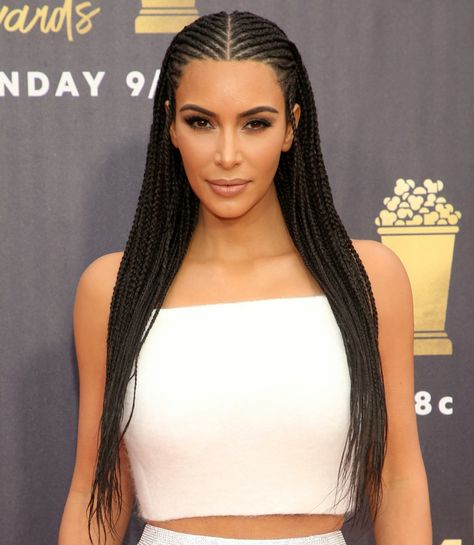 Kim Kardashian was still culturally appropriating at the MTV Movie Awards Kim Kardashian Braids, Festival Photoshoot, Kardashian Braids, Burgundy Box Braids, Packaging Dielines, Box Braids Pictures, Havana Twists, Braiding Hairstyles, Kim Kardashian Hair