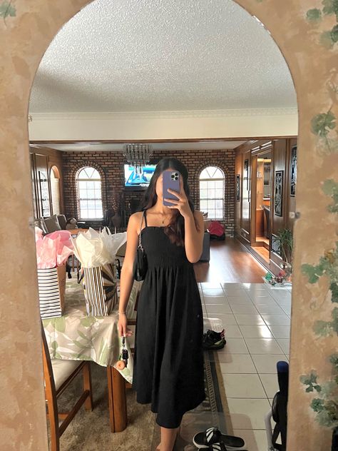 Long Black Flowy Dress, Black Dress Dinner, Flowy Dress Casual, Black Flowy Dress, Black Dress Outfit, Dinner Fits, Dress Dinner, Fashion Archive, Black Dress Outfits