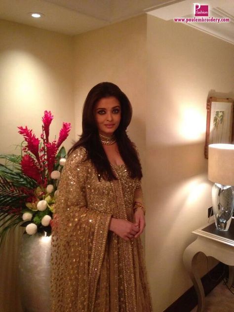 Aishwarya Rai Anarkali, Dress With Choker, Aishwarya Rai Bachchan, Aishwarya Rai, Anarkali Dress, Make Up Artist, Desi Fashion, Modern Outfits, Bollywood Fashion