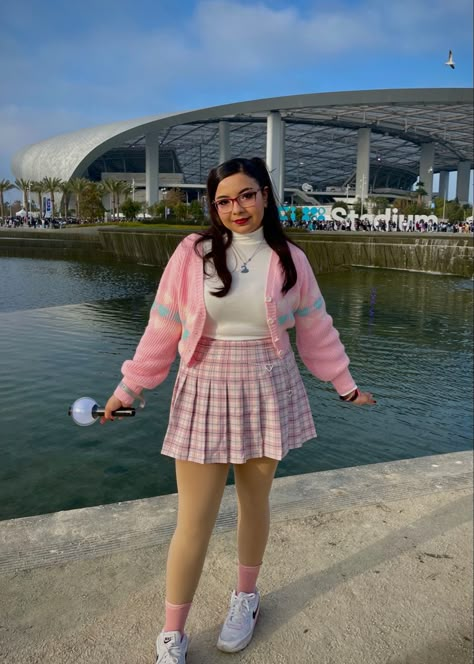 Pink Plaid Skirt Outfit Aesthetic, Pink Skirt Outfit Winter, Pink Denim Skirt Outfit, Pink Plaid Outfit, Plaid Tennis Skirt Outfit, Pink Plaid Skirt Outfit, Plaid Skirt Outfit Aesthetic, Pink Pleated Skirt Outfit, Preppy Skirt Outfits