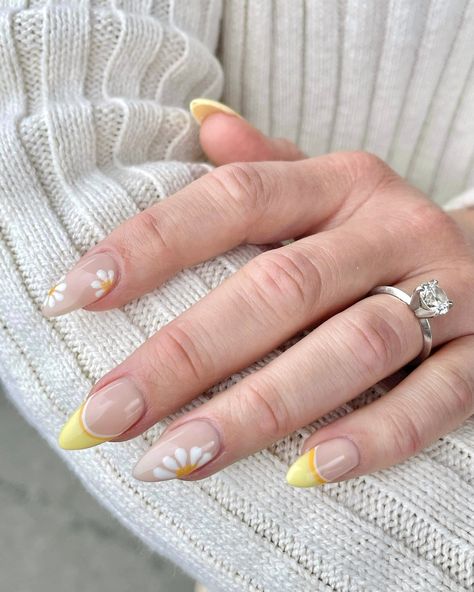 White French Tip With Daisy, Yellow Nails With White Flowers, Yellow French Tip With Pink Flowers, Yellow Daisy Nails, Yellow White Daisy Nails, Pale Yellow Nails With Daisy, Pale Yellow Nails, Yellow French Tips, Daisy Nail Design