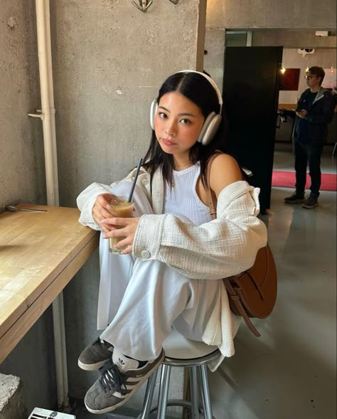 Japan Outfits, Ootd Poses, Pose Fotografi, 사진 촬영 포즈, Ice Coffee, Foto Ideas Instagram, Ideas For Instagram Photos, How To Pose, 가을 패션