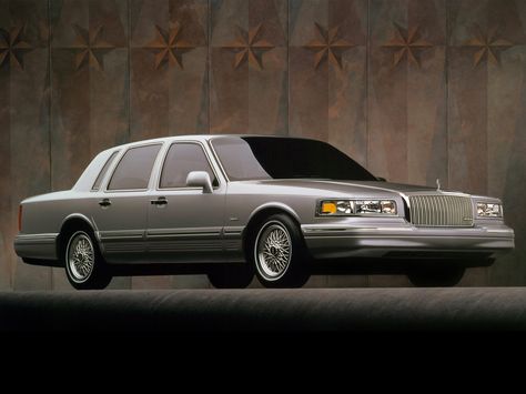 1994–97 Lincoln Town Car Oldschool Cars, 1997 Lincoln Town Car, V8 Cars, Old American Cars, Aesthetic Cars, Lincoln Motor Company, Lincoln Motor, Hummer Cars, Mercury Cars