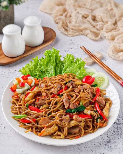 Resep Mie Goreng Ayam Paprika dari @qiutin.kitchen. Bahan Mie Goreng Ayam Paprika 250 gr mie basah 150 gr ayam fillet 1 butir telur 1 buah wortel, iris korek Kwetiau Goreng Aesthetic, Menu Online, Grilled Chicken Salad, Cafe Menu, Indonesian Food, Online Food, Logo Sticker, Pad Thai, Food Menu