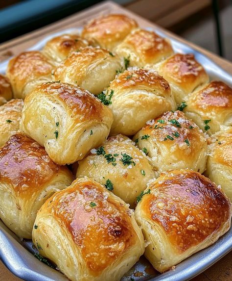 Easy Side Dish Recipes: garlic knots Garlic Knot Xmas Tree, Pioneer Woman Garlic Knots, Garlic Knots Recipe Easy, Garlic Appetizers, Garlic Fingers, Garlic Knots Recipe, Breakfast Appetizers, Christmas Fudge, Pasta Side Dishes