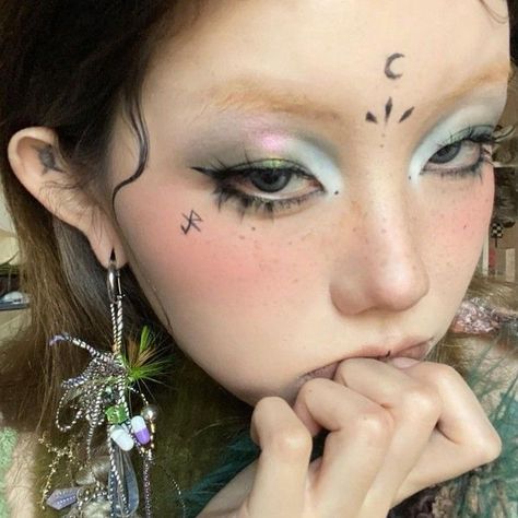 Dystopian Makeup, Subtle Clown Makeup, Extra Makeup Looks, Fairycore Makeup, Unconventional Makeup, Hippie Makeup, Looks Hippie, Funky Makeup, Vampire Bride