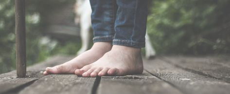 How to Prevent Blisters While Wearing Your Strappy Summer Sandalshttps://www.popsugar.com/beauty/How-Get-Blisters-45071980 Sore Feet Remedies, Black Toenail Fungus, Organic Skin Care Routine, Hand And Foot Care, Skin Hand, Coconut Oil For Skin, Cracked Skin, Healthy Routine, Simple Skincare