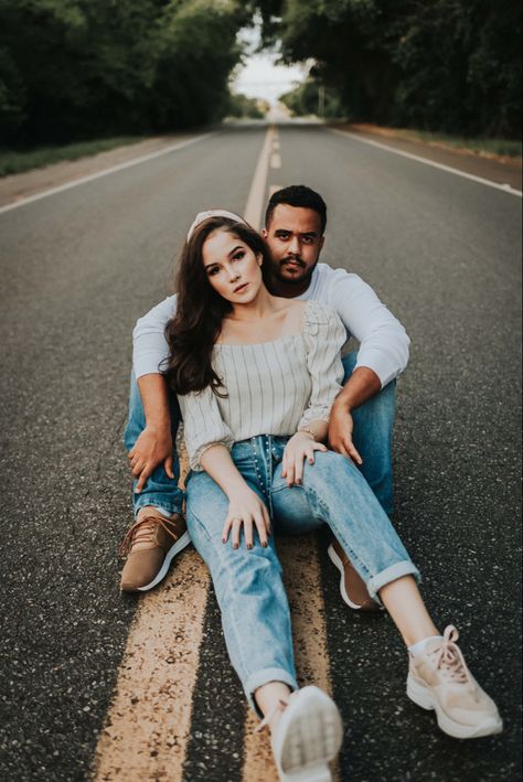 Road Couple Photoshoot, Country Couple Poses, Cristiano Junior, Prenuptial Photoshoot, Creative Couples Photography, Pre Wedding Photoshoot Outfit, Engagement Photography Poses, Bridal Photography Poses, Pre Wedding Photoshoot Outdoor